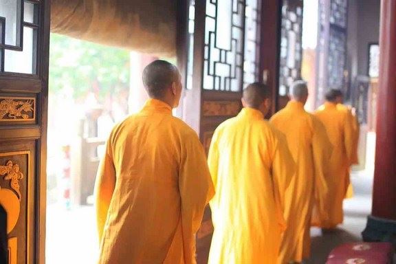 什么是真正的慈悲？真正的慈悲不是行善，而是没有分别心