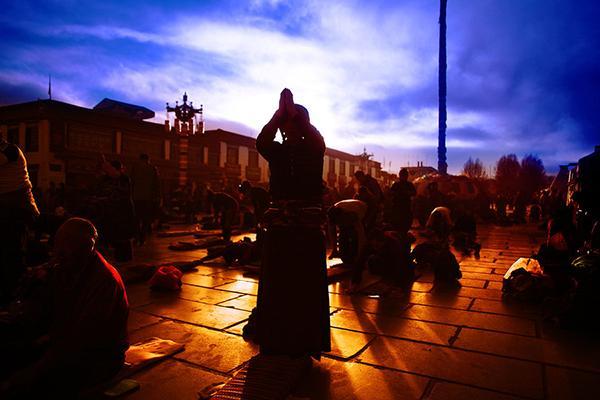 您接受过活佛的“灌顶”吗？看看自己是否上当受骗了