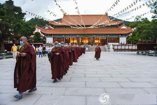 珠海普陀寺有序恢复开放首日举行升国旗仪式