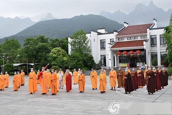 九华山佛学院举行升国旗仪式暨春季毕业班开学典礼