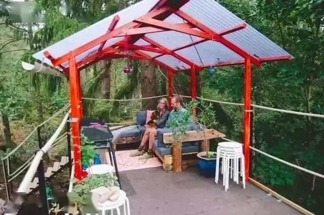 一对素食情侣将一辆1976年老巴士改造成房车，就这样生活在秘密花园......