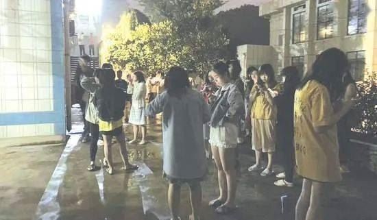 地震瞬间，原本趴在门口休息的狗狗，忽然冲向屋内…