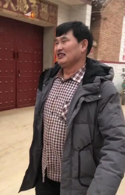 “大衣哥”家门被踹，暴露了人性：小恩养贵人，大恩养仇人！