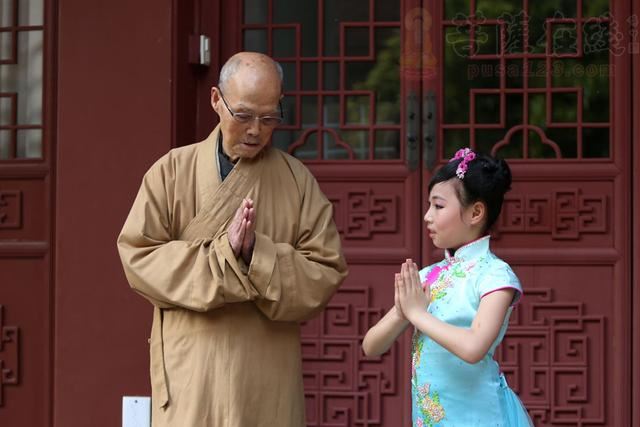 为什么佛教徒一见面，就合掌称阿弥陀佛？