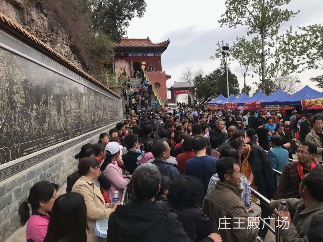 香山古庙会盛况空前，慕名而来之人络绎不绝！