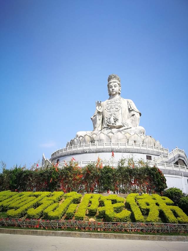 大型花岗岩石雕观音坐像位于广东观音山