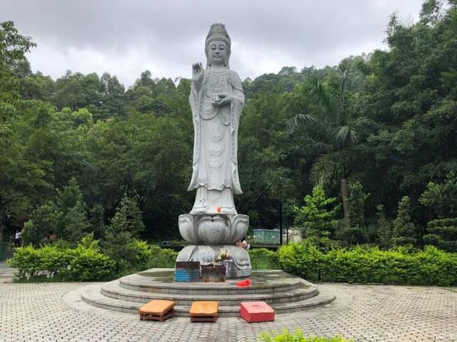 什么样的石雕观音样式适合供奉在公园广场上？