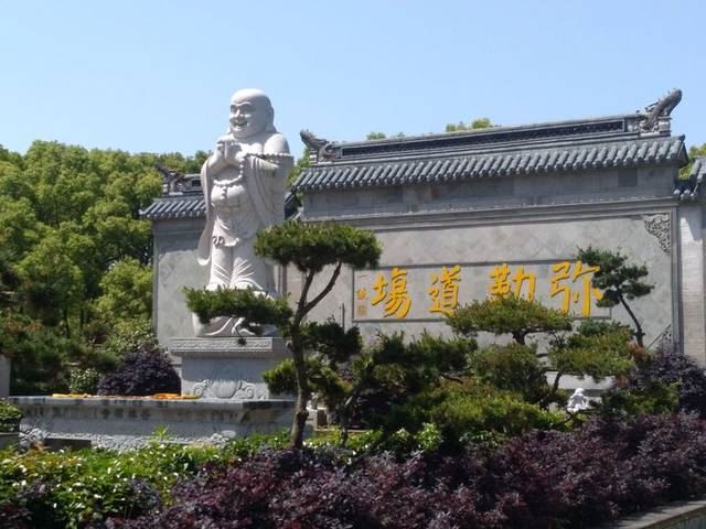 石雕佛像摆放在寺庙里的作用和意义是什么？