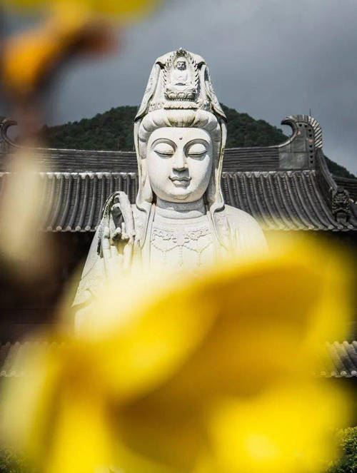 福建寺庙石雕观音菩萨的雕刻手法有什么特点？