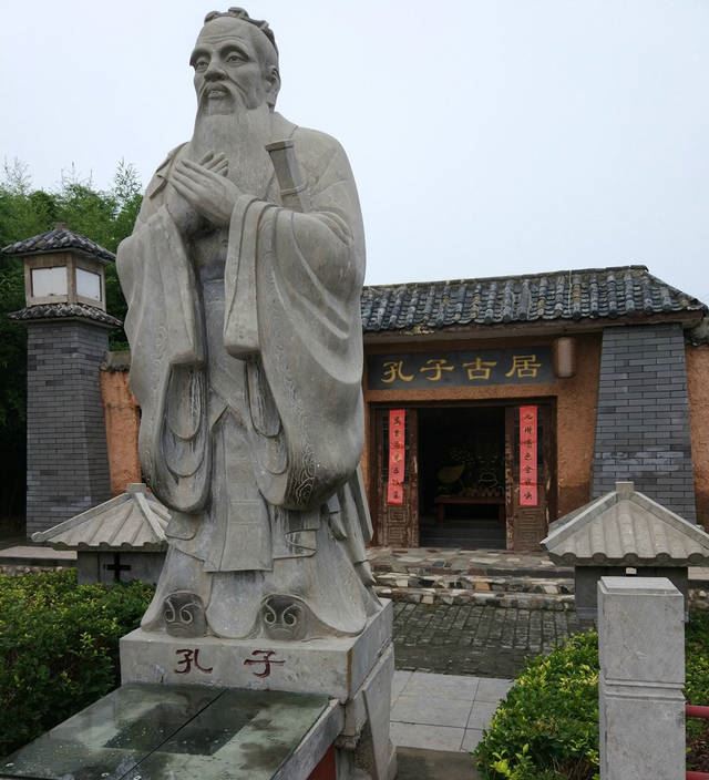 金色的石雕观音菩萨像，美得惊艳，美得儒雅！