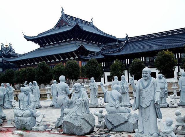 石雕十八罗汉像一般都摆放在寺院的什么地方？