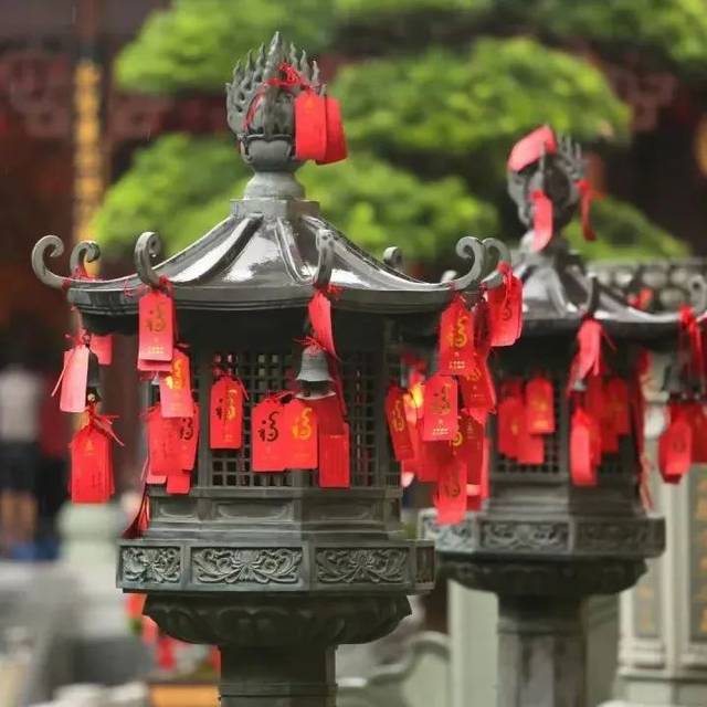 还愿一定要到当初许愿的寺庙还吗？