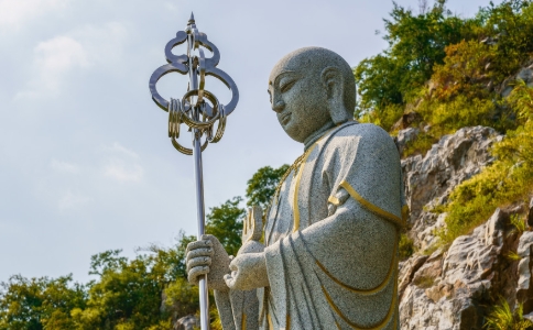 如何理解《地藏经》说只要在临终时听到佛名就能解脱？