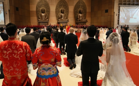 佛化婚礼可以由什么人来主持？一定要出家人吗？