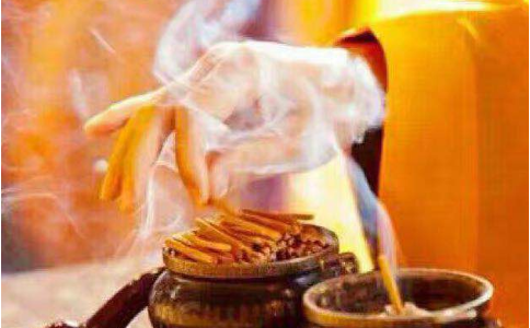 人们为什么都喜欢在初一十五上香吃斋？