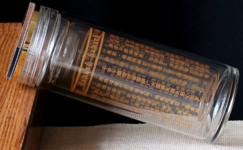 能用刻有《大悲咒》的水晶杯饮水吗？