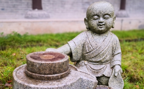 不与人做比较，每天进步一点，不断地超越自己