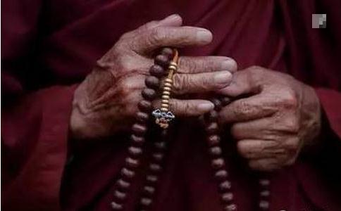 行般舟时，念佛号应如何作意？还是什么都不想呢？