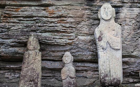 跳出愚痴的泥洹，摆脱因愚痴而造成的烦恼