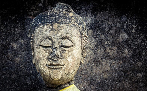 每当孩子哭，爱人就念经，这样对吗？