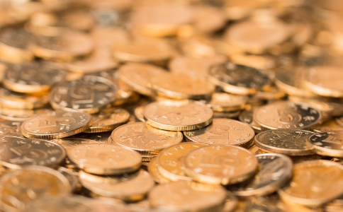 资助贫困孩子的生活费，被他买了手机，怎么看待？