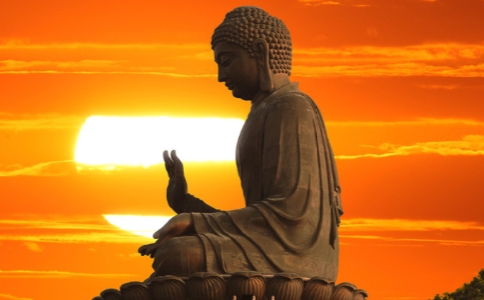 可以在家自受八关斋戒吗？