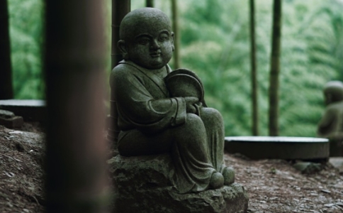 在家人如何正确修学佛法？唱佛曲是修行吗？