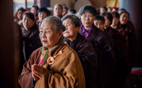 为什么女众到寺院有特别戒法？要注意哪四点？