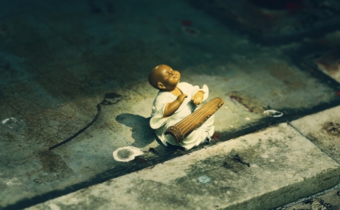 没有正念的人只会活在苦恼中，无法获得大安乐