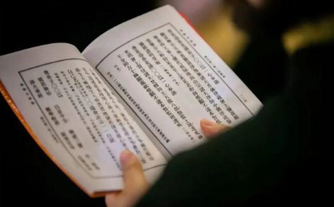 文字的力量是伟大的，要敬惜字纸和尊敬经典