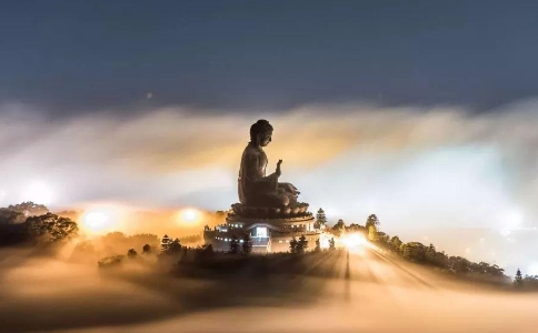 与汉明帝同时期，虔诚信仰佛教的是哪位帝王？