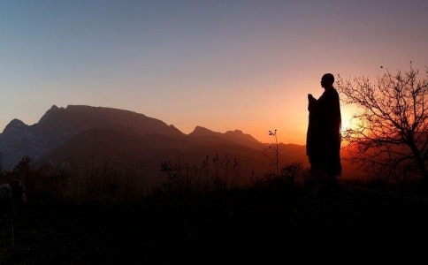 安世高、支娄迦谶等高僧的贡献和事迹有哪些？