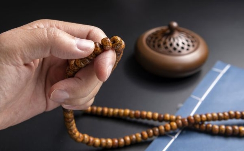 想要心中不贪外缘事务就专心念佛