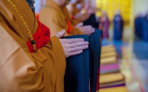 当凡夫内心烦恼遇到染污的境界就会生起活动