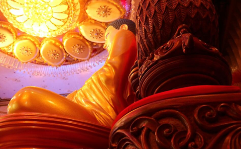 如果有僧宝住世，而自己在佛前自誓皈依，就犯下几点过失