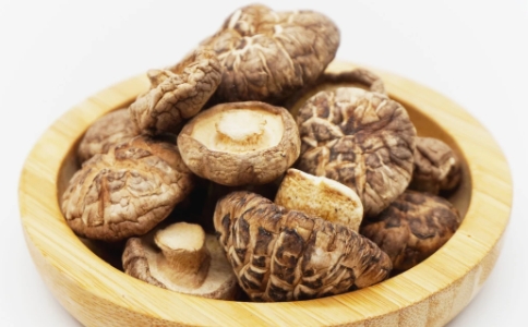 怎么挑选新鲜的香菇？