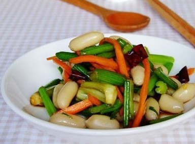 香芹胡萝卜拌卤花生的做法