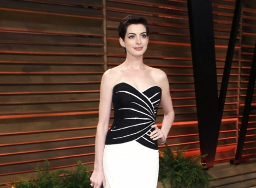 安妮海瑟薇：瑜珈配素食