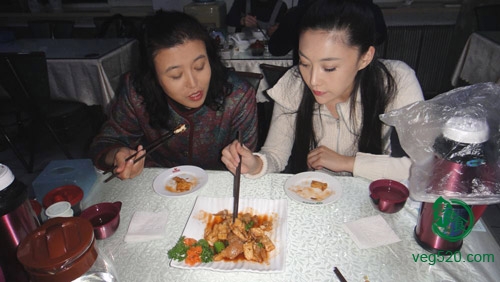 傅冲食素七年 引发剧组素食风潮