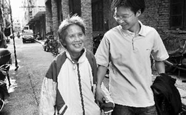 孝子带着母亲找工作感动众人