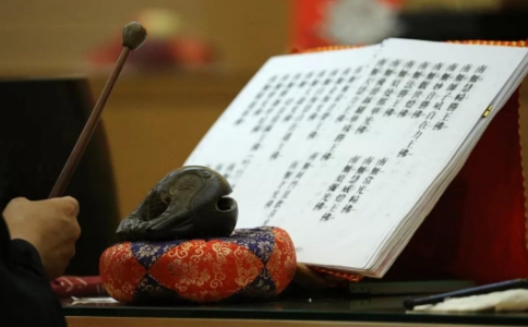 在家居士怎么请经书和诵经？