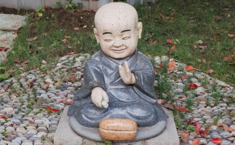 弥陀圣号与观音菩萨圣号，哪个应该多念些？