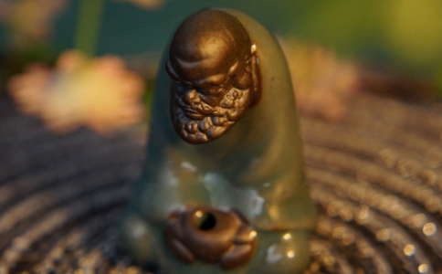 打坐的时候眼睛看哪里？是观鼻尖还是微闭？