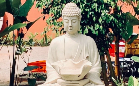 在家修行要比出家修行，离解脱更远吗？