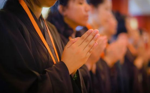 自己在家可以受八关斋戒吗？