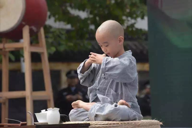 跟拍惹怒陈冠希的主播宣称自杀，杨宗纬：我亲自去上香
