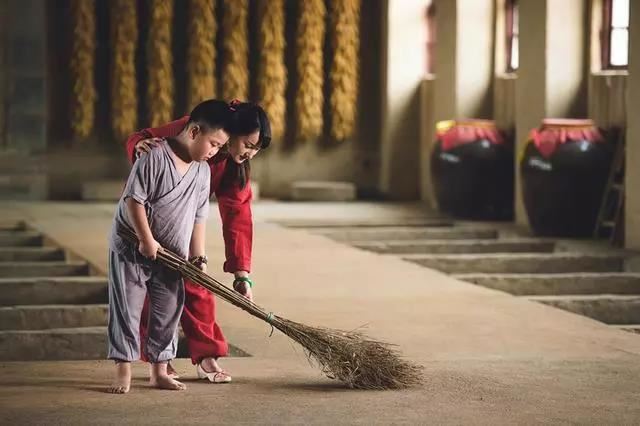 莲花生大士：三身是如何在一己之内的呢？